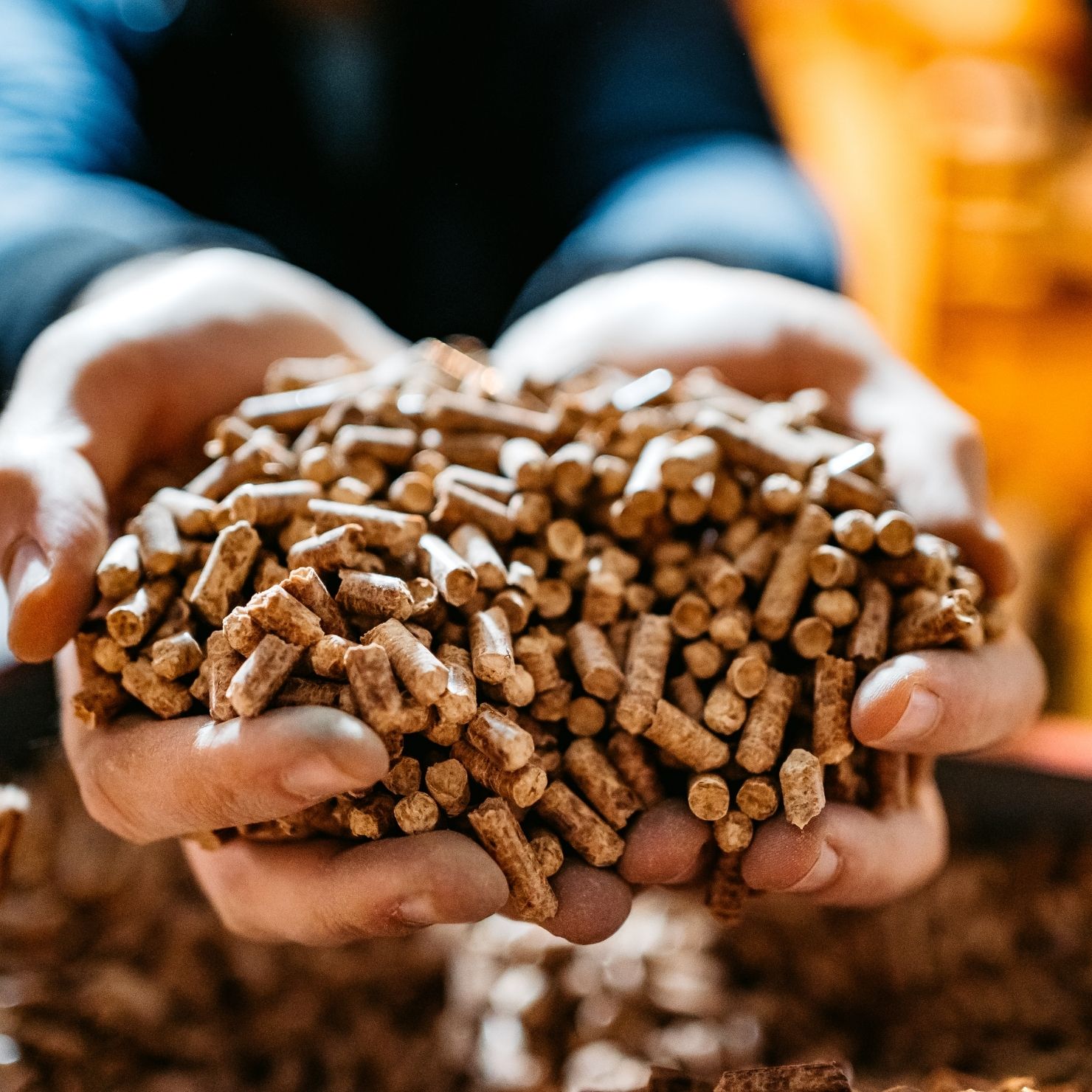 Woodpellets-in-hand-1480x1480-2